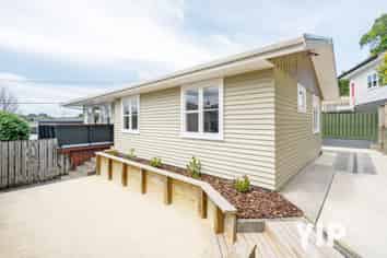 12 Cotswold Crescent, Newlands