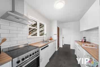 12 Cotswold Crescent, Newlands