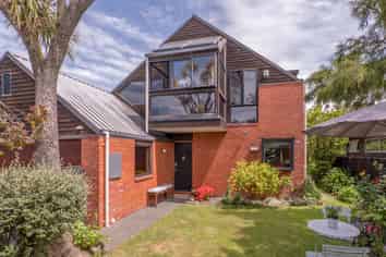 2/180 Main Road, Redcliffs