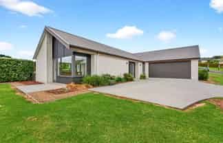 2 Lawrence Carter Drive, Bombay