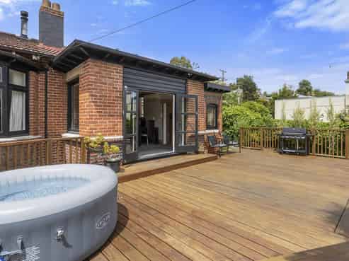 16 Rhodes Terrace, North East Valley