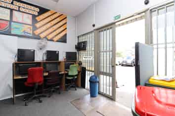 Commercial unit for LEASE in central Otahuhu 