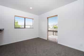 11/12 Northcross Drive, Browns Bay