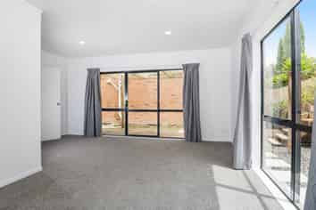 11/12 Northcross Drive, Browns Bay