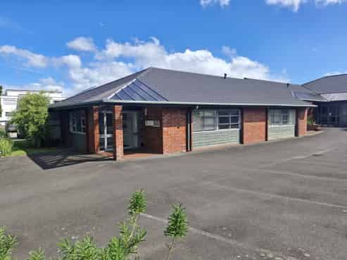 Sunny ground floor offices
