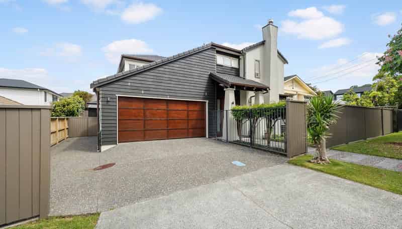 17B Queensway, Three Kings