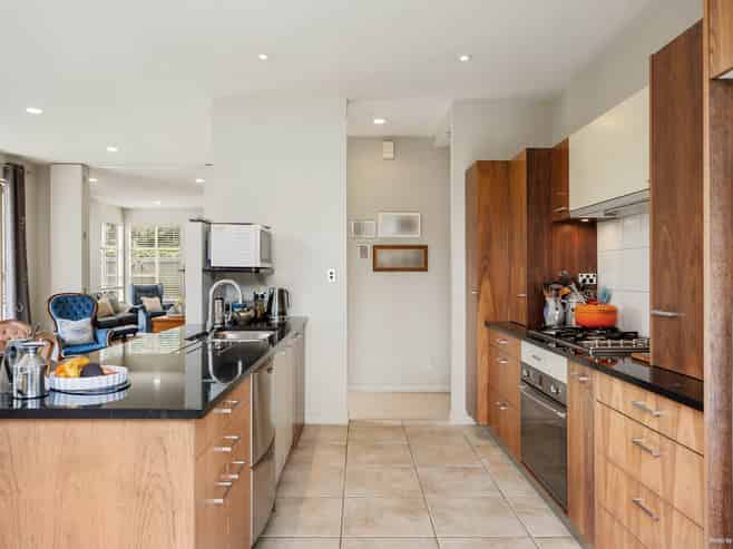 17B Queensway, Three Kings