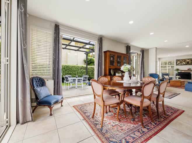 17B Queensway, Three Kings