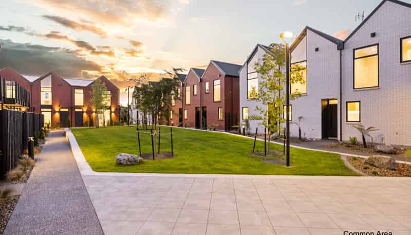 8/13 Donald Place, Merivale