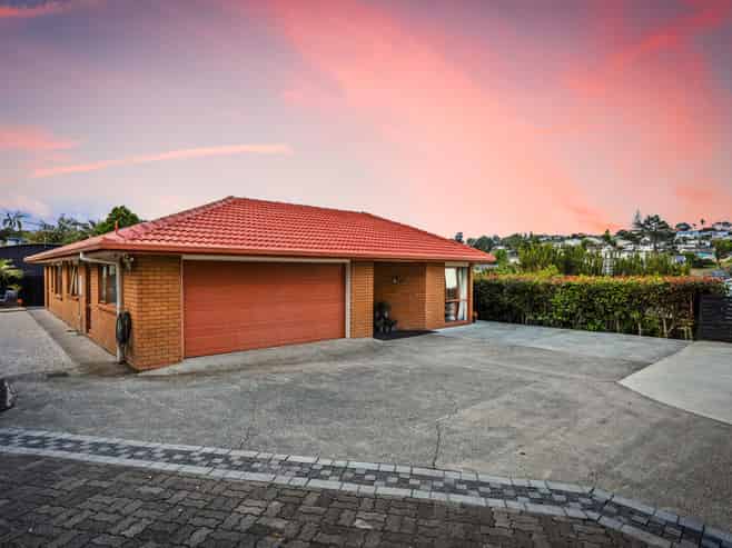 88 Triangle Road, Massey