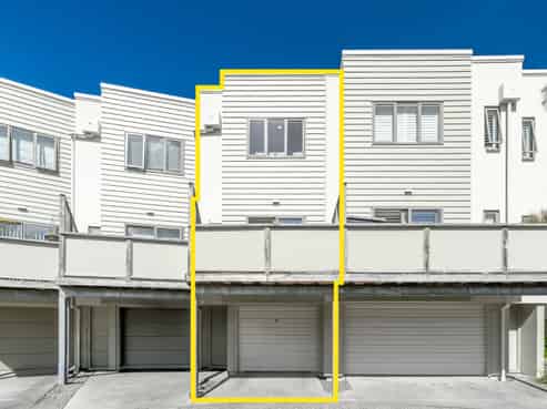 4/21 Hunters Park Drive, Three Kings