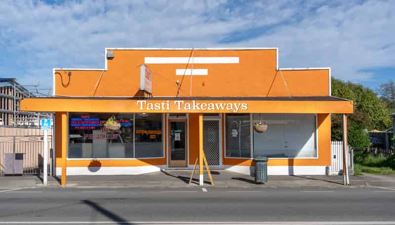 158 High Street North, Carterton