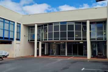 HIGH-STUD WAREHOUSE AND SHOWROOM
