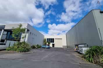 HIGH-STUD WAREHOUSE AND SHOWROOM
