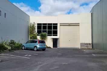 HIGH-STUD WAREHOUSE AND SHOWROOM
