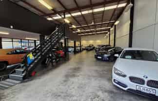 HIGH-STUD WAREHOUSE AND SHOWROOM
