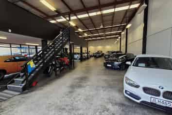 HIGH-STUD WAREHOUSE AND SHOWROOM
