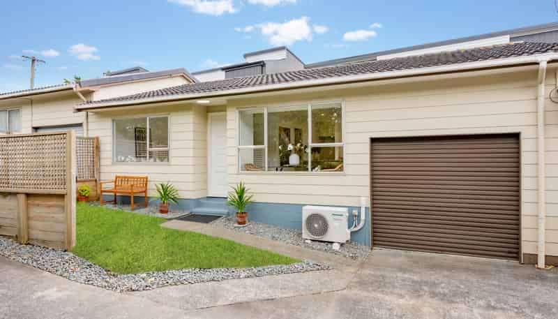 2/100 Royal Road, Massey