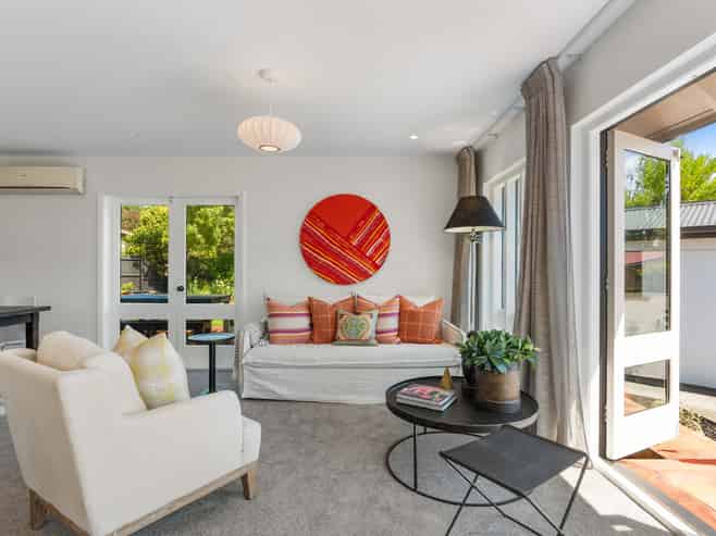 10 Esher Place, Saint Martins