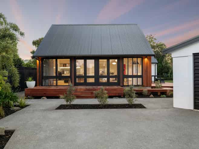 10 Esher Place, Saint Martins