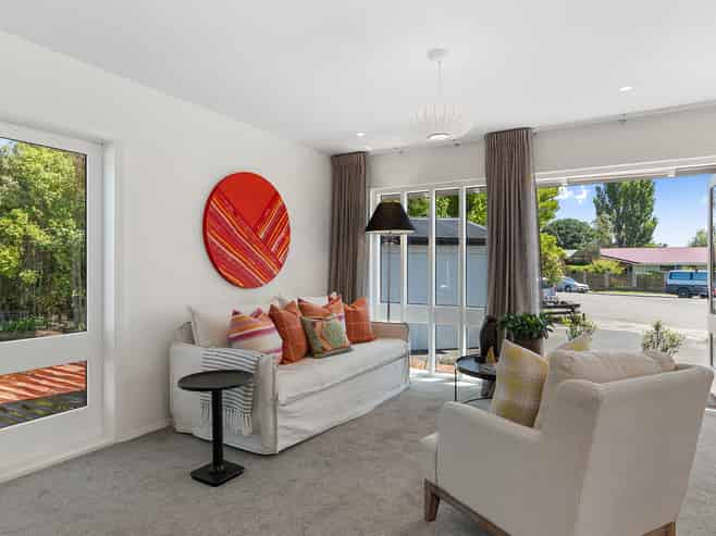 10 Esher Place, Saint Martins