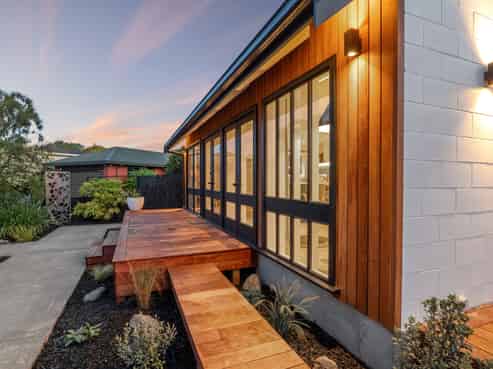 10 Esher Place, Saint Martins