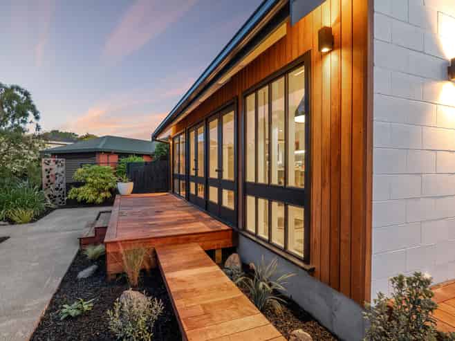 10 Esher Place, Saint Martins