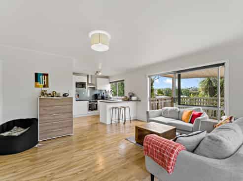 2/247 Wairau Road, Totara Vale