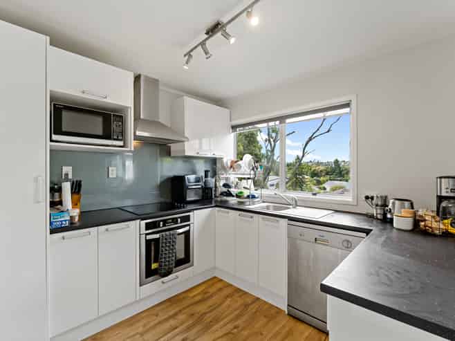 2/247 Wairau Road, Totara Vale