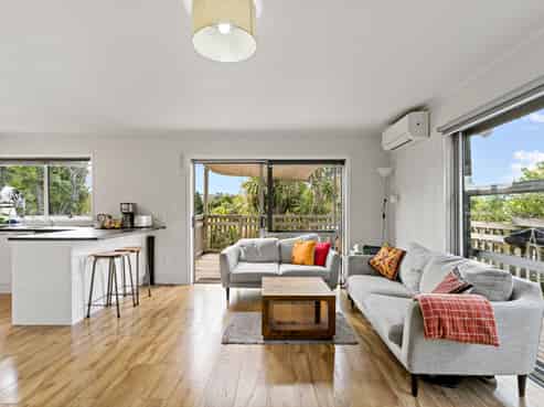 2/247 Wairau Road, Totara Vale