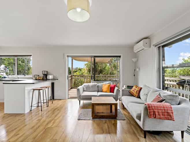 2/247 Wairau Road, Totara Vale