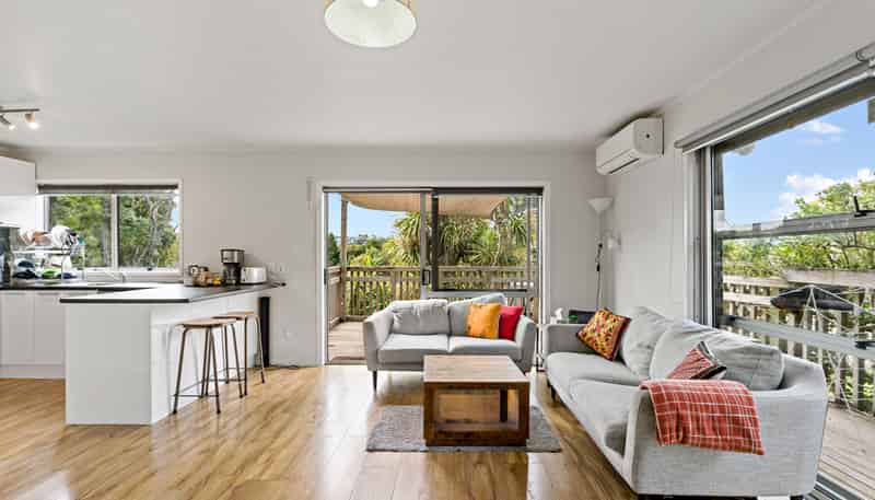 2/247 Wairau Road, Totara Vale