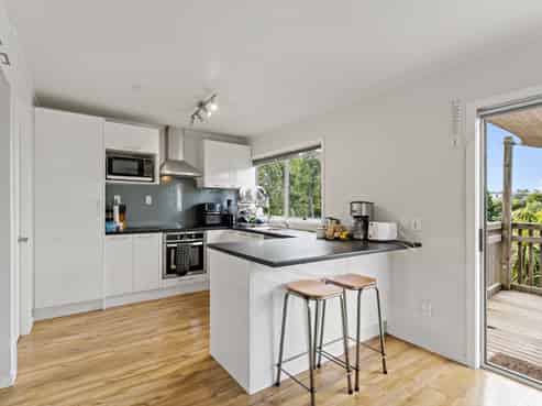 2/247 Wairau Road, Totara Vale