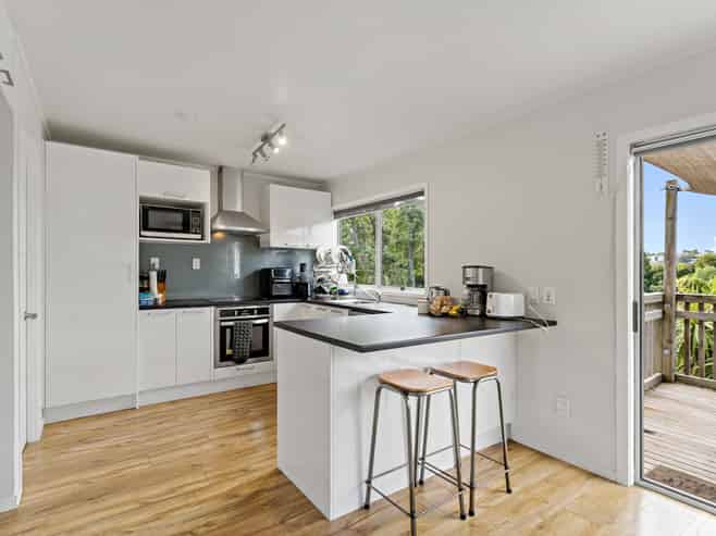 2/247 Wairau Road, Totara Vale