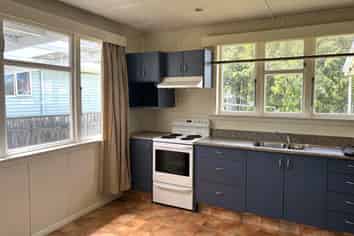 238 High Street North, Carterton