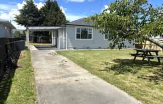 238 High Street North, Carterton