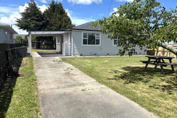 238 High Street North, Carterton