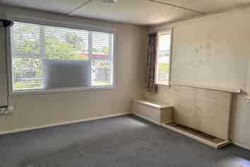 238 High Street North, Carterton