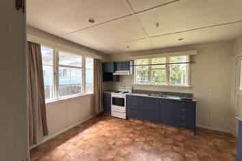 238 High Street North, Carterton