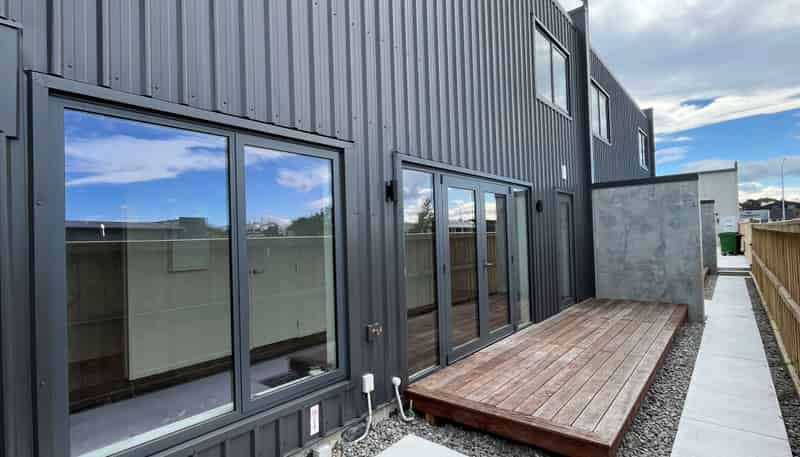 8/1 Lake Bryndwr Lane, Burnside