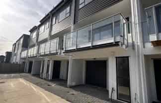  2/2a Cambridge Road, Manurewa