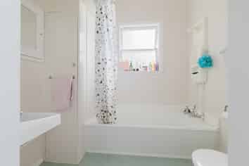 2/1 Kimbolton Road, Feilding