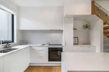 2/37 Glen Atkinson Street, St Heliers