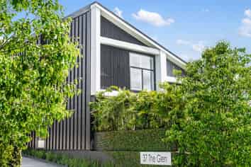 2/37 Glen Atkinson Street, St Heliers