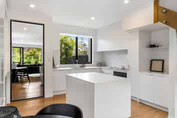 2/37 Glen Atkinson Street, St Heliers