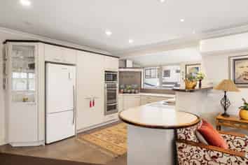 75 Thirteenth Avenue, Avenues