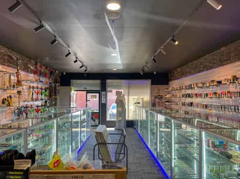 MEADOWLAND TENANTED OR OWNER-OCCUPIER OPPORTUNITY
