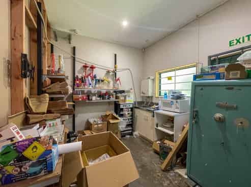 MEADOWLAND TENANTED OR OWNER-OCCUPIER OPPORTUNITY
