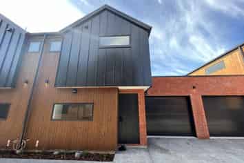 2/389 Armagh Street, Linwood