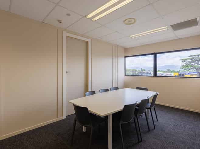 Bright CBD Office – Lift, Views & Visitor Parks